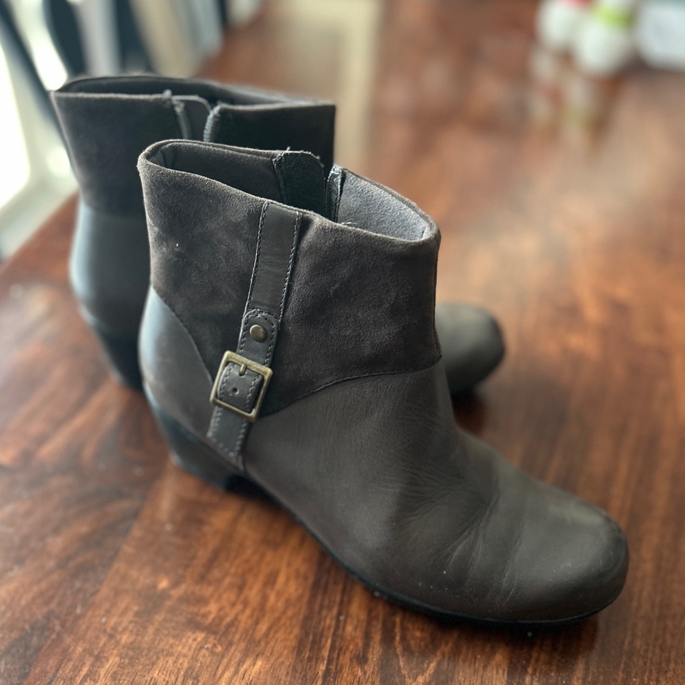 Clarks Ingalls Dover Brown Leather Buckle Ankle Boots Side Zip,‎ Size 7.5M